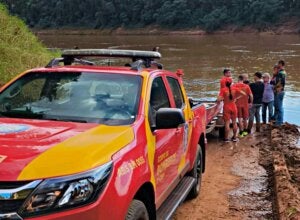 Bombeiros encerram 1º dia de buscas sem localizar jovem que sumiu no Rio Ivaí