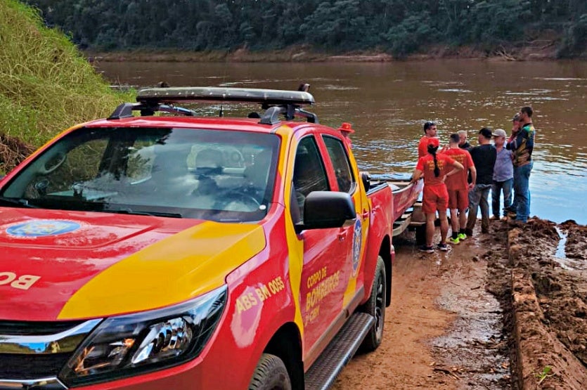 Bombeiros encerram 1º dia de buscas sem localizar jovem que sumiu no Rio Ivaí