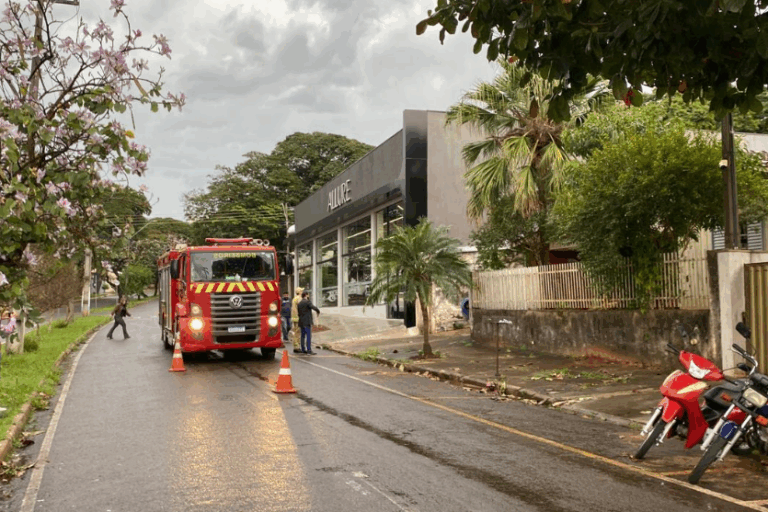 Bombeiros evitam incêndio em residência de idosa na avenida Rotary em Umuarama