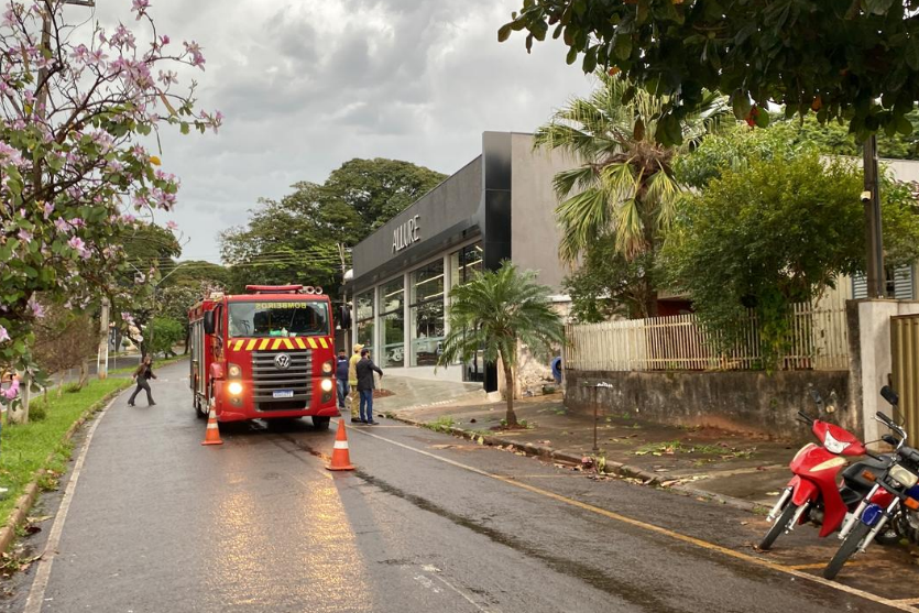 Bombeiros evitam incêndio em residência de idosa na avenida Rotary em Umuarama