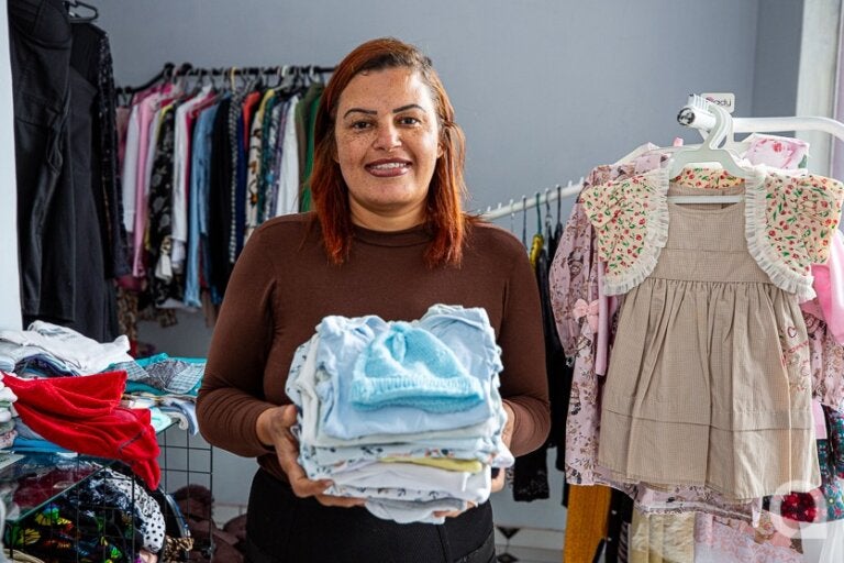 Da síndrome do pânico ao empreendedorismo: brechó transforma roupas em solidariedade
