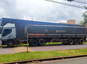 Caminhão alvo de apropriação indébita é apreendido em pátio de empresa em Umuarama