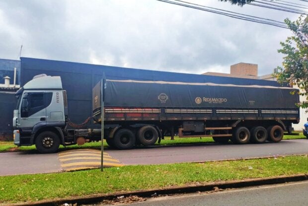 Caminhão alvo de apropriação indébita é apreendido em pátio de empresa em Umuarama