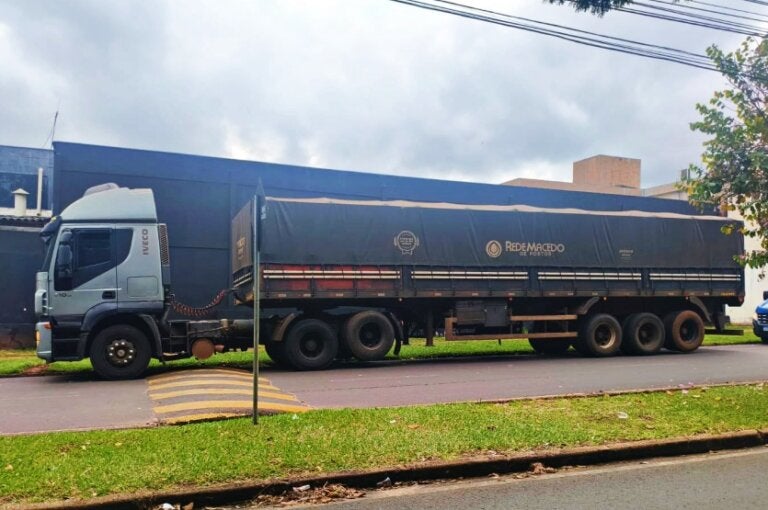 Caminhão alvo de apropriação indébita é apreendido em pátio de empresa em Umuarama