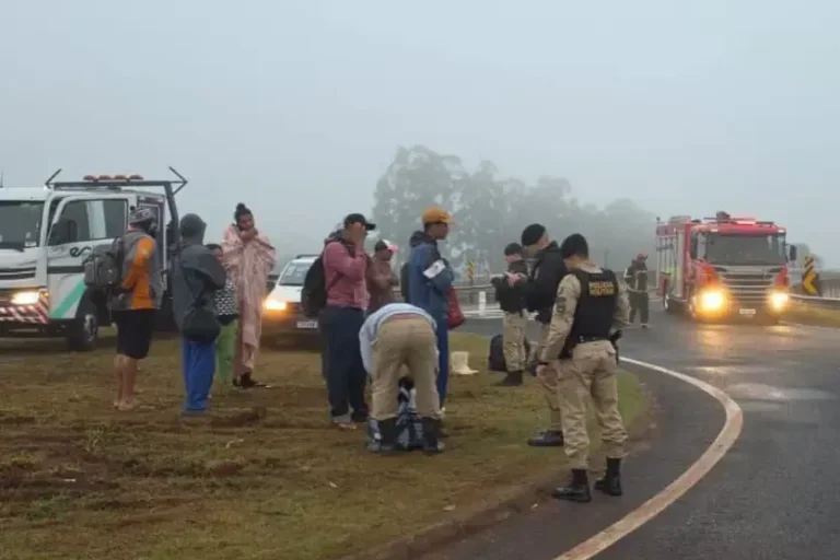 Caminhão com trabalhadores tomba na BR-376 e deixa ao menos 15 vítimas no Paraná