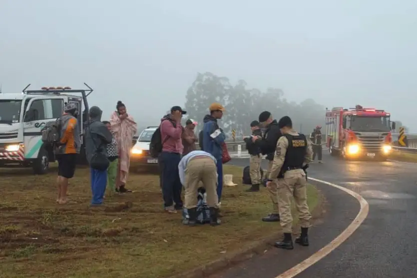 Caminhão com trabalhadores tomba na BR-376 e deixa ao menos 15 vítimas no Paraná