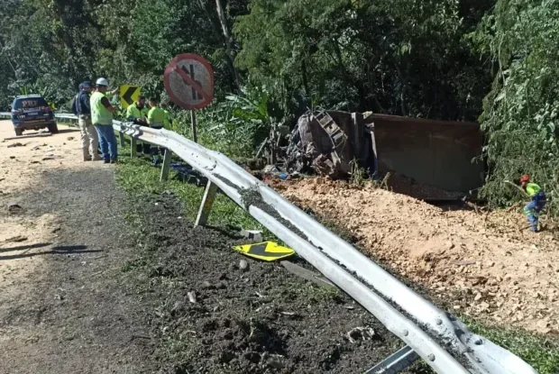 Caminhoneiro morre após perder o controle de veículo e provocar grave acidente na BR-277