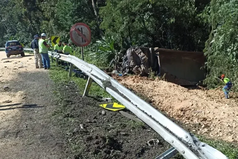 Caminhoneiro morre após perder o controle de veículo e provocar grave acidente na BR-277