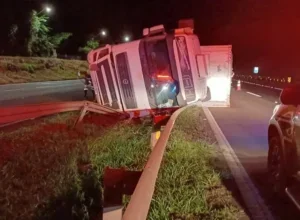 Carreta que seguia de Umuarama para Curitiba tomba após motorista perder a consciência