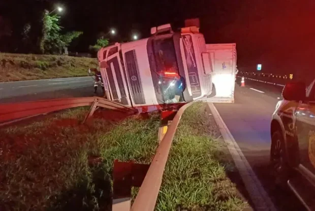 Carreta que seguia de Umuarama para Curitiba tomba após motorista perder a consciência