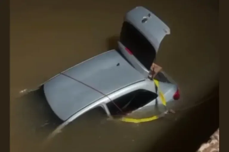 Criança de 6 anos desaparece após carro cair de ponte no Paraná