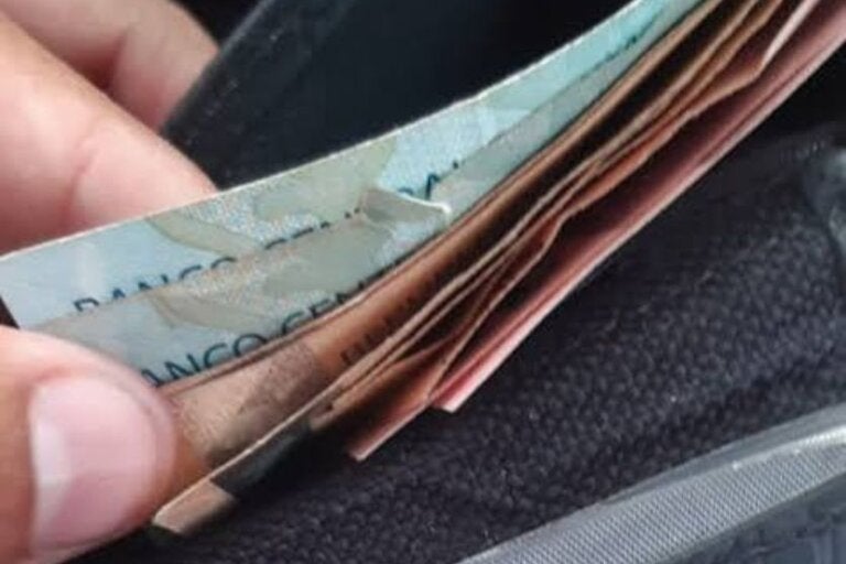 Carteira com dinheiro que caiu do bolso do motociclista é encontrada em Umuarama