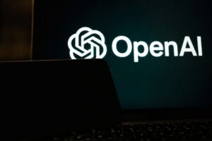 Silhueta de notebook e fundo da OpenAI.