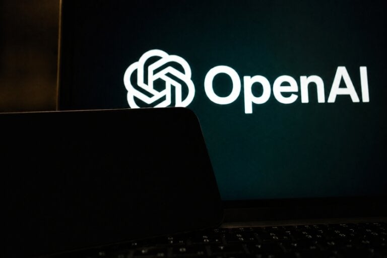 Silhueta de notebook e fundo da OpenAI.