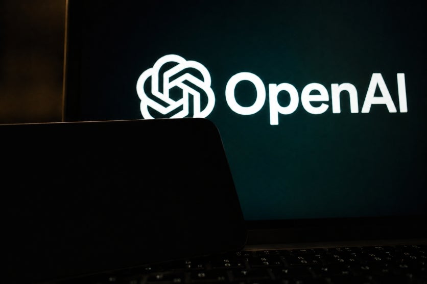 Silhueta de notebook e fundo da OpenAI.