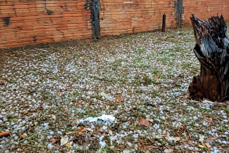 Chuva com granizo pega umuaramenses de surpresa na tarde desta quarta-feira; com vídeos