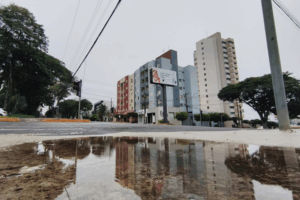 Poça d'água após chuva em Umuarama.