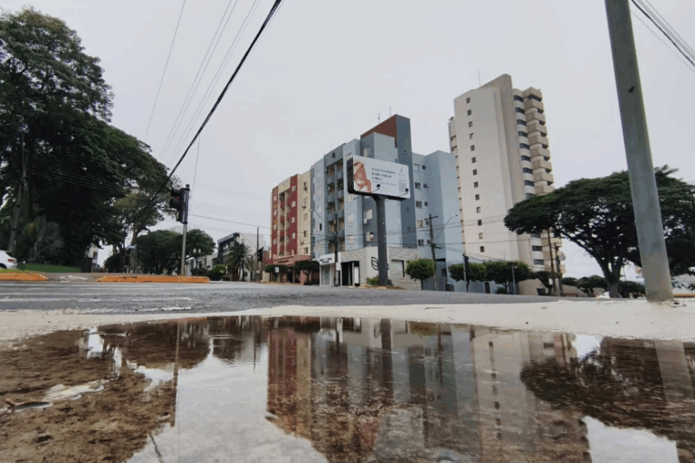 Poça d'água após chuva em Umuarama.