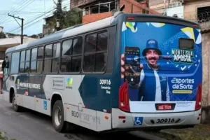 Ônibus com anúncio de bets.