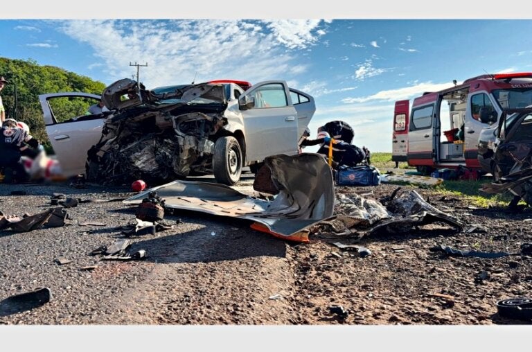 Colisão entre dois carros na PR-317 resulta em um morto e três feridos