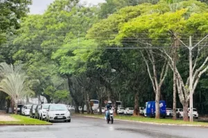 Chuva na avenida Apucarana, em Umuarama.