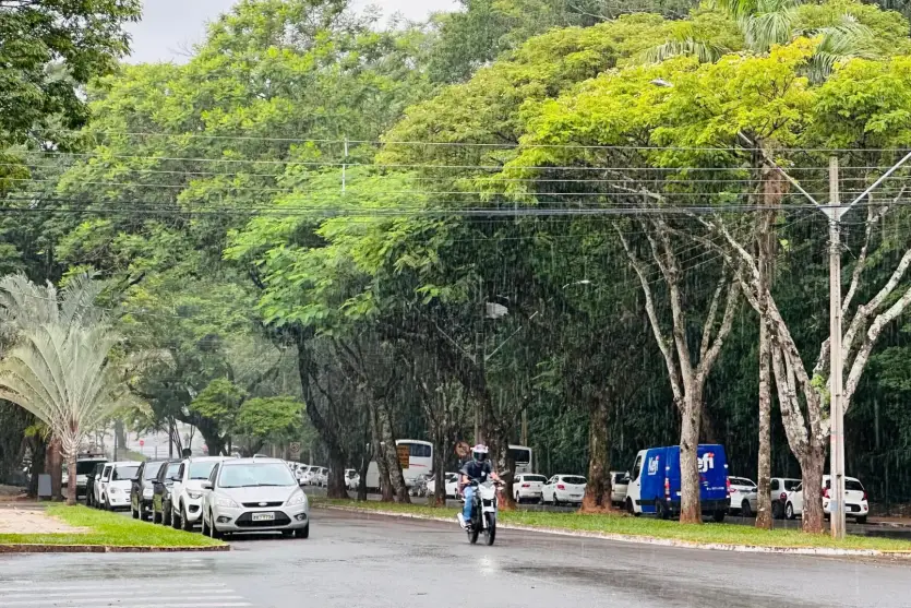 Chuva na avenida Apucarana, em Umuarama.