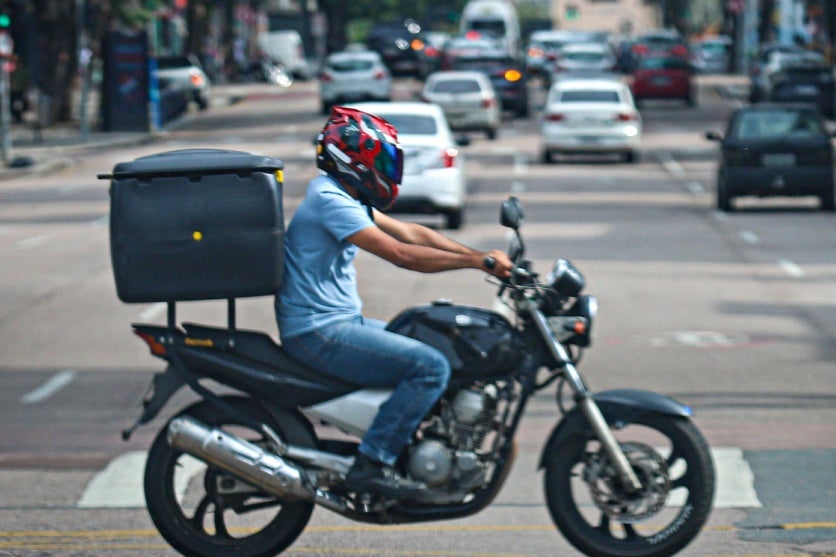 Direção defensiva e capacete são aliados dos motociclistas, alertam bombeiros