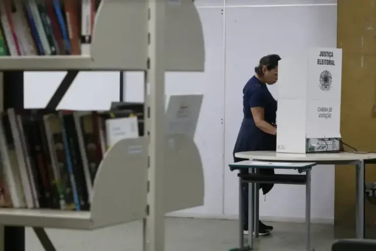 Pessoa durante votação na urna eletrônica.