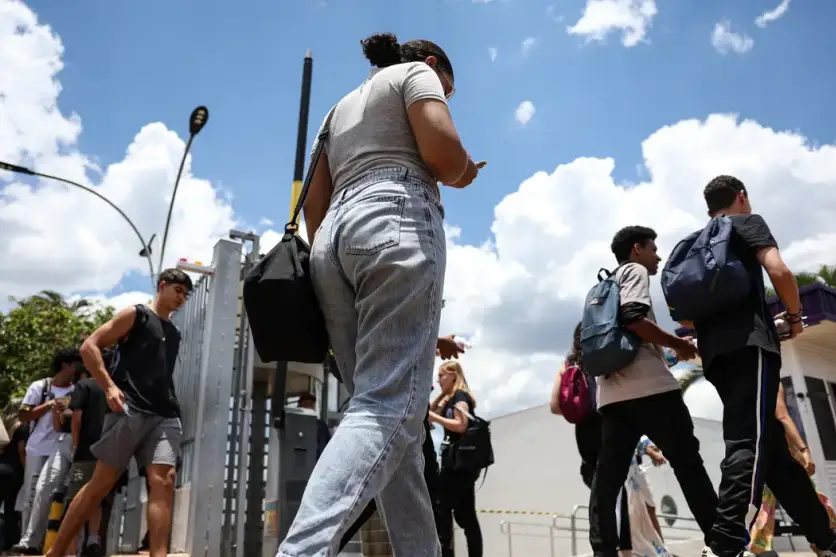 Estudantes entrando em campus universitário.