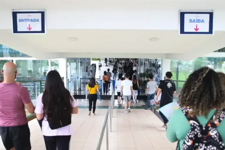 Estudantes entrando em universidade.