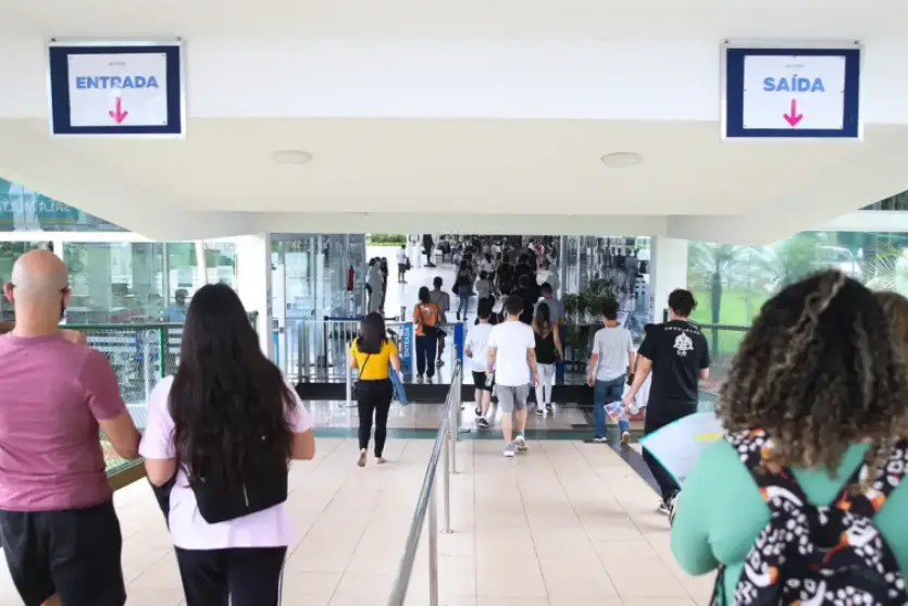 Estudantes entrando em universidade.