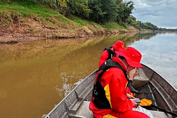Equipes encerram 2º dia de buscas sem localizar jovem que se afogou no Rio Ivaí