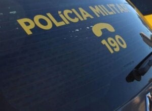 Traseira da viatura da PM.