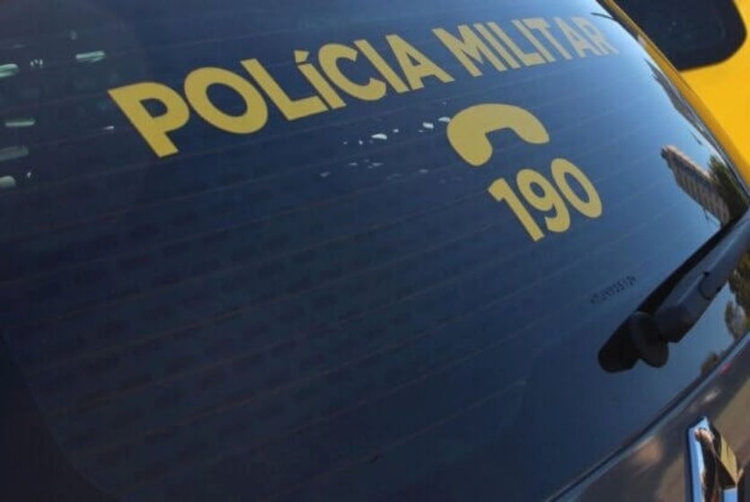 Traseira da viatura da PM.