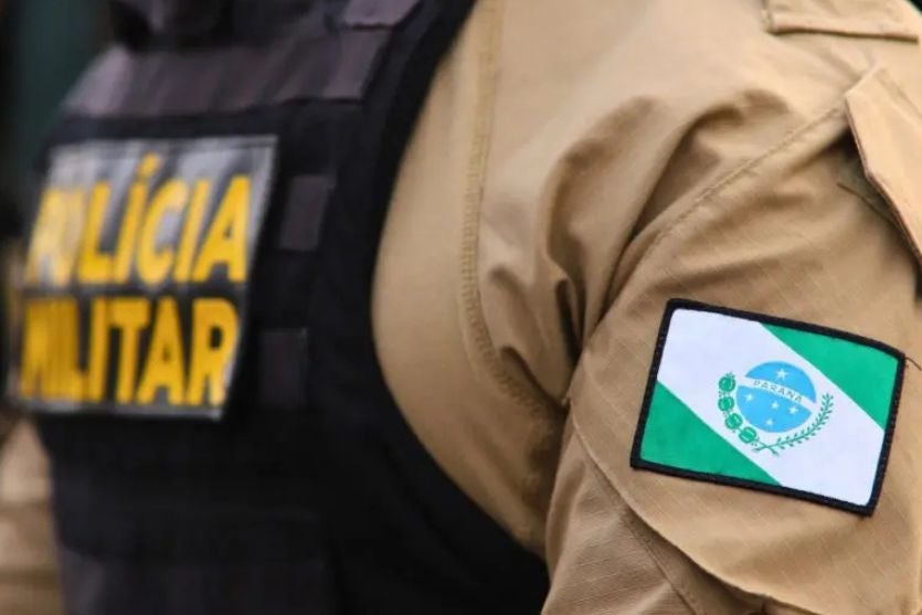 Policial militar usando colete.