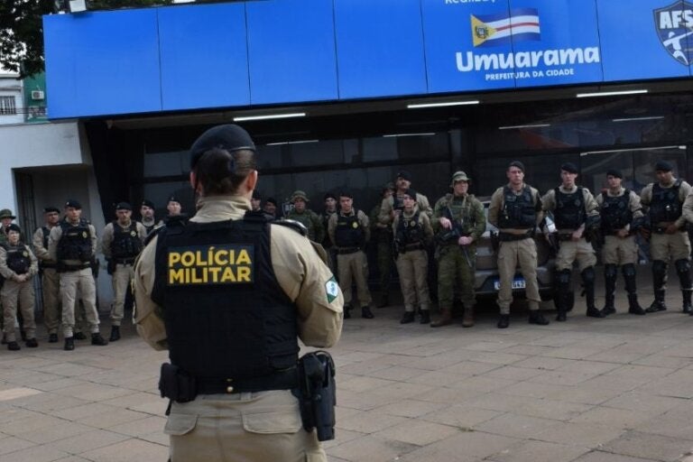 Policiais militares em preparação para lançamento de operação em Umuarama.
