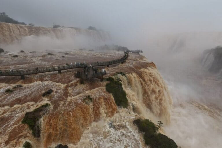 Vazão das Cataratas do Iguaçu chega a 5,7 milhões de litros por segundo