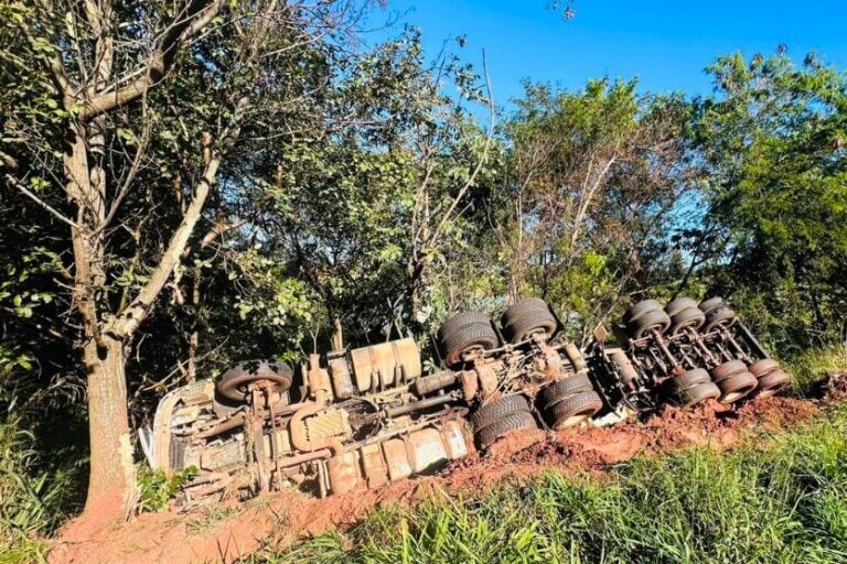 Manobra irregular termina com caminhão tombado na PR-323, em Umuarama; vídeo