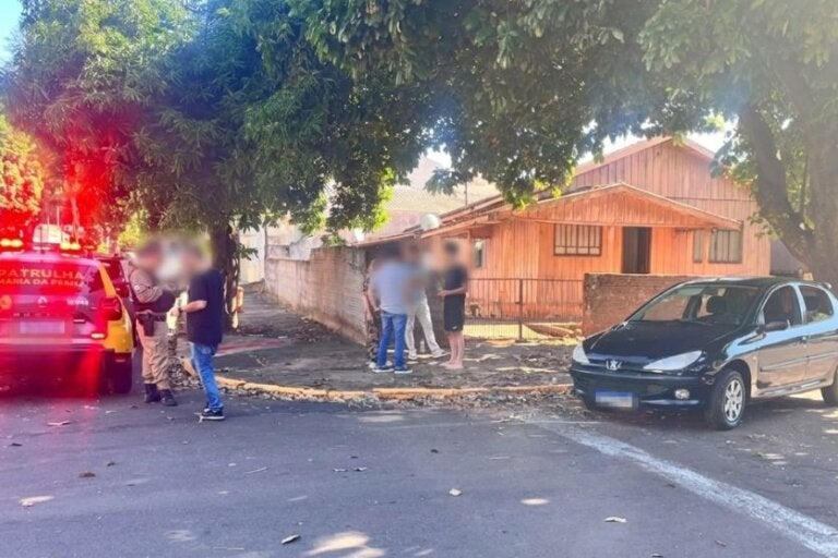 Adolescente fica ferida após batida entre carros em cruzamento de Umuarama