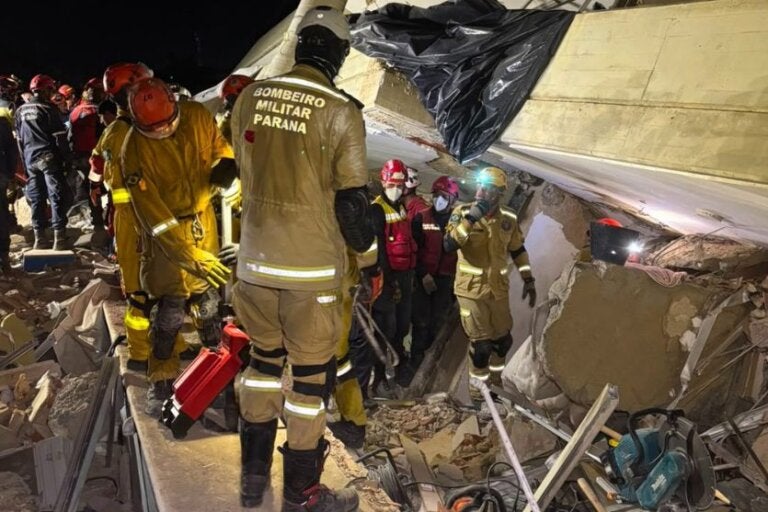 Bombeiros do Paraná mantêm buscas por sobreviventes na Venezuela