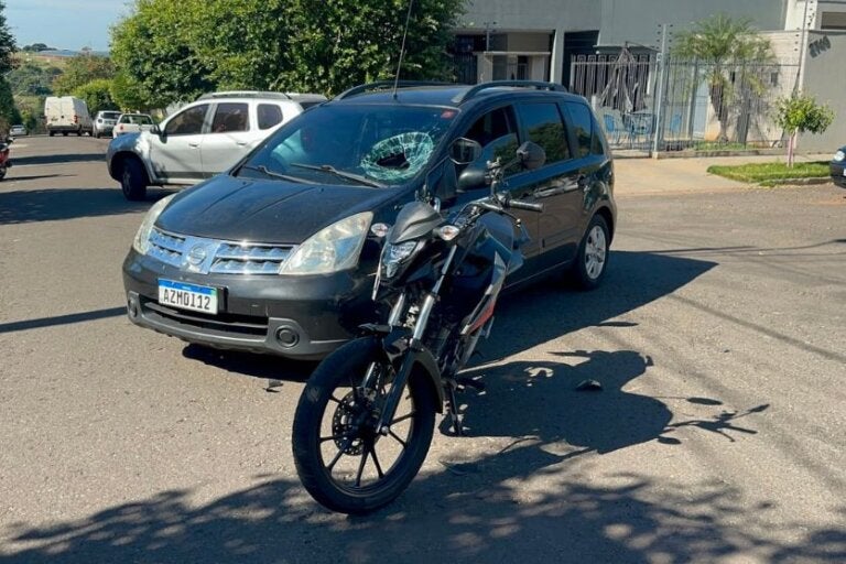Motociclista atinge para-brisa de automóvel durante acidente em Umuarama