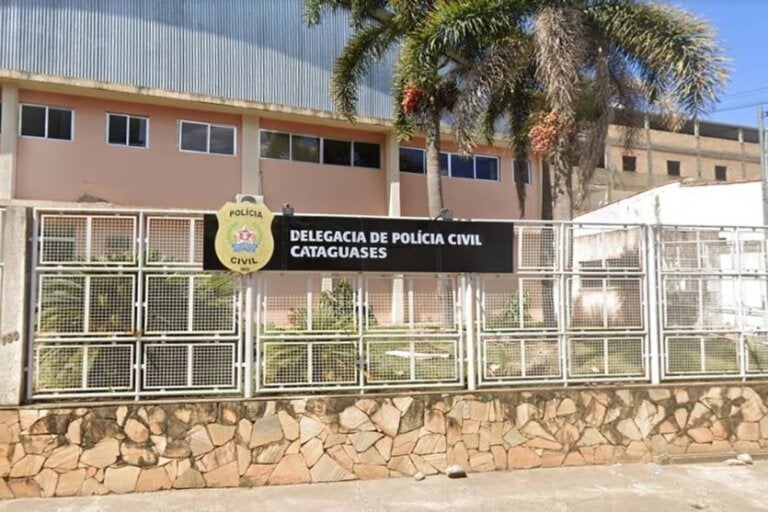 Após feminicídio, bebê de um ano é encontrado mamando no peito da mãe