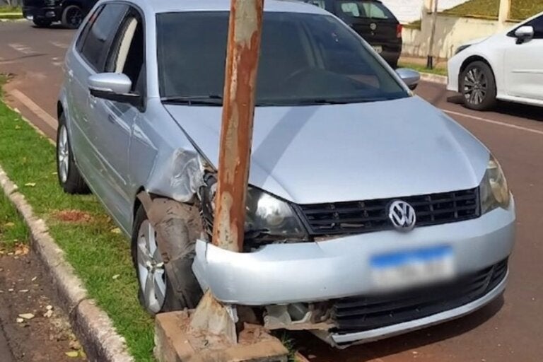 Jovem perde o controle de carro e bate em poste em frente ao 25º BPM, em Umuarama