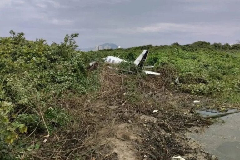 Avião que seguia para Curitiba cai no litoral de SC; duas pessoas ficam gravemente feridas
