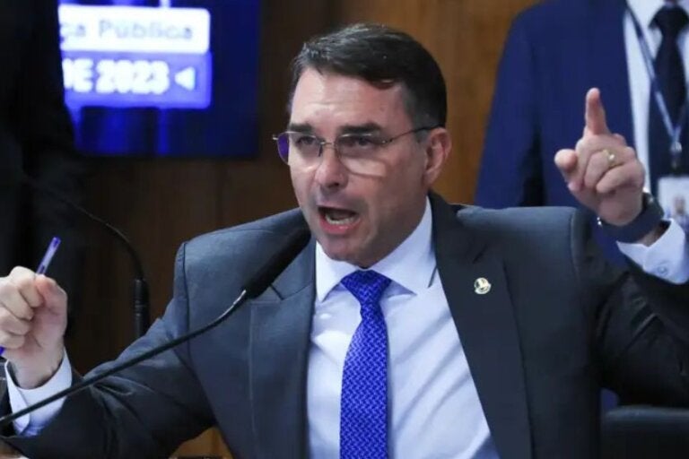 Moraes determina que PF ouça Flávio Bolsonaro em investigação sobre calúnia contra Lula