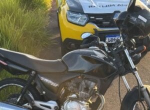 Carro e motocicleta se envolvem em acidente em cruzamento de avenidas de Umuarama