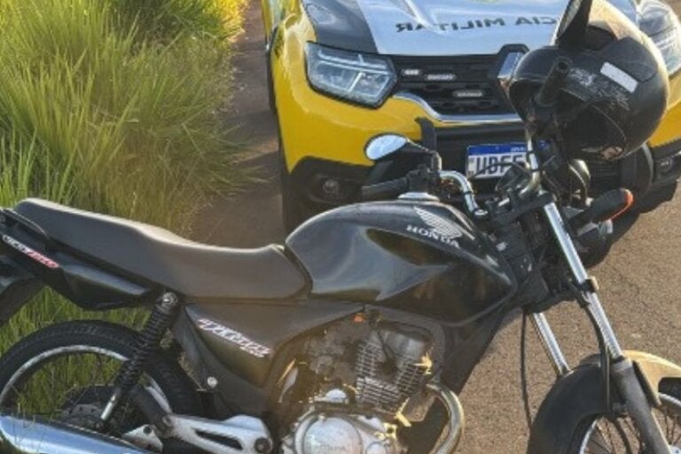 Carro e motocicleta se envolvem em acidente em cruzamento de avenidas de Umuarama