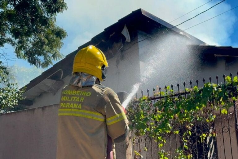 Corpo de Bombeiros atende incêndio em residência localizada em Umuarama