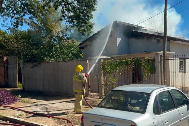 Incêndio atinge casa onde adolescente cuidava de três crianças em Umuarama; vídeo