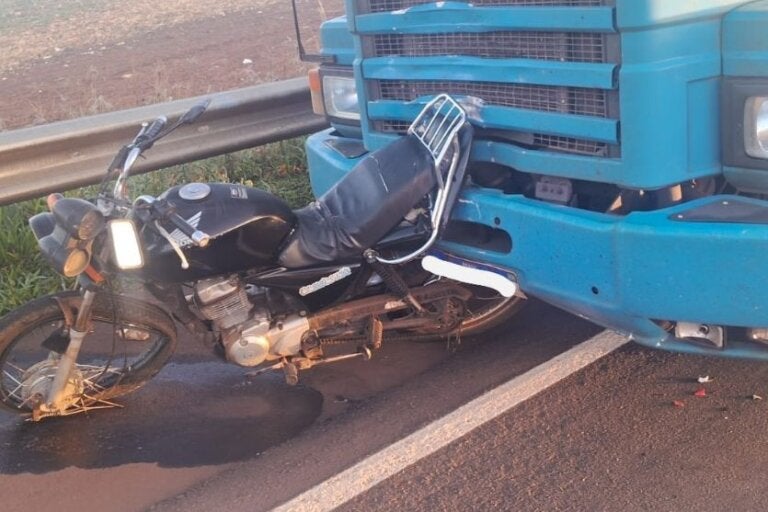 Motociclista morre após colisão traseira com caminhão na PR-486, em Brasilândia do Sul
